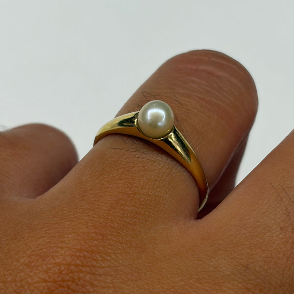 Solitaire en or jaune 18k avec perle naturelle