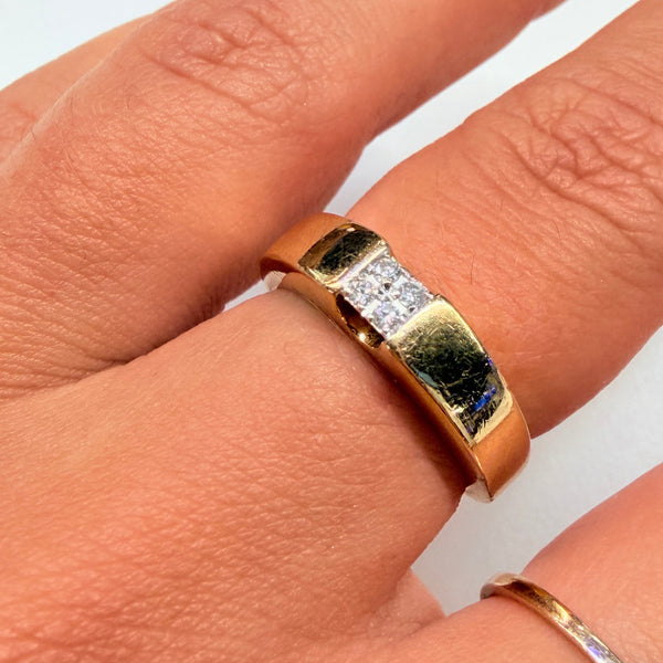 Baguette en or jaune 18k avec 4 éclats de diamants