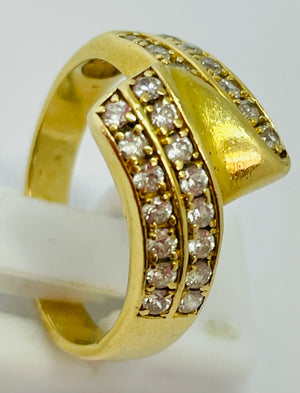 Bague croisée pavée en or jaune 18 carats Poids - 5.47 Grs Taille - 56