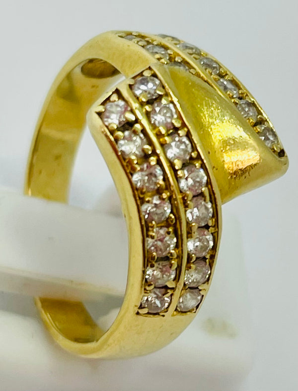 Bague croisée pavée en or jaune 18 carats Poids - 5.47 Grs Taille - 56