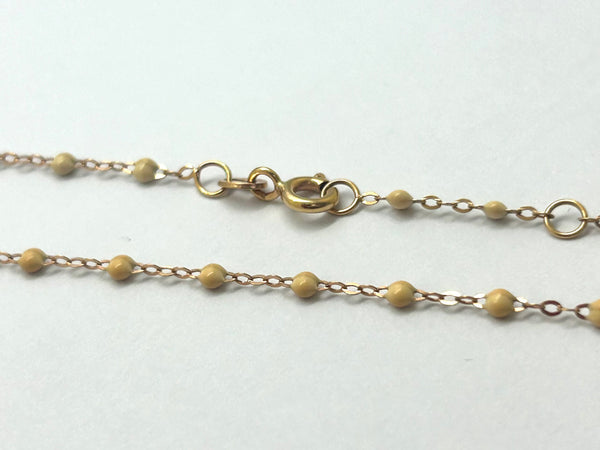 Collier ras du cou perles résine beige or 18 carats