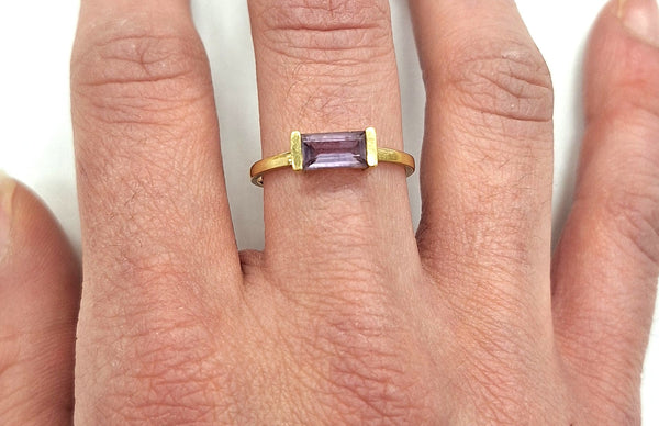 Bague en or jaune 18k avec améthyste naturelle