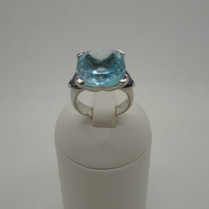Bague en or blanc 18K avec aigue marine centrale - T 57
