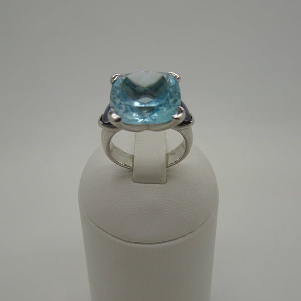 Bague en or blanc 18K avec aigue marine centrale - T 57