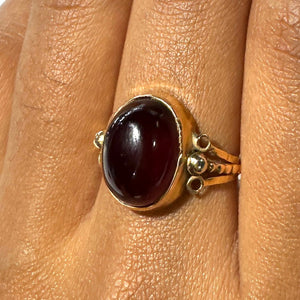 Bague en or jaune 18 carats sertie d'un grenat