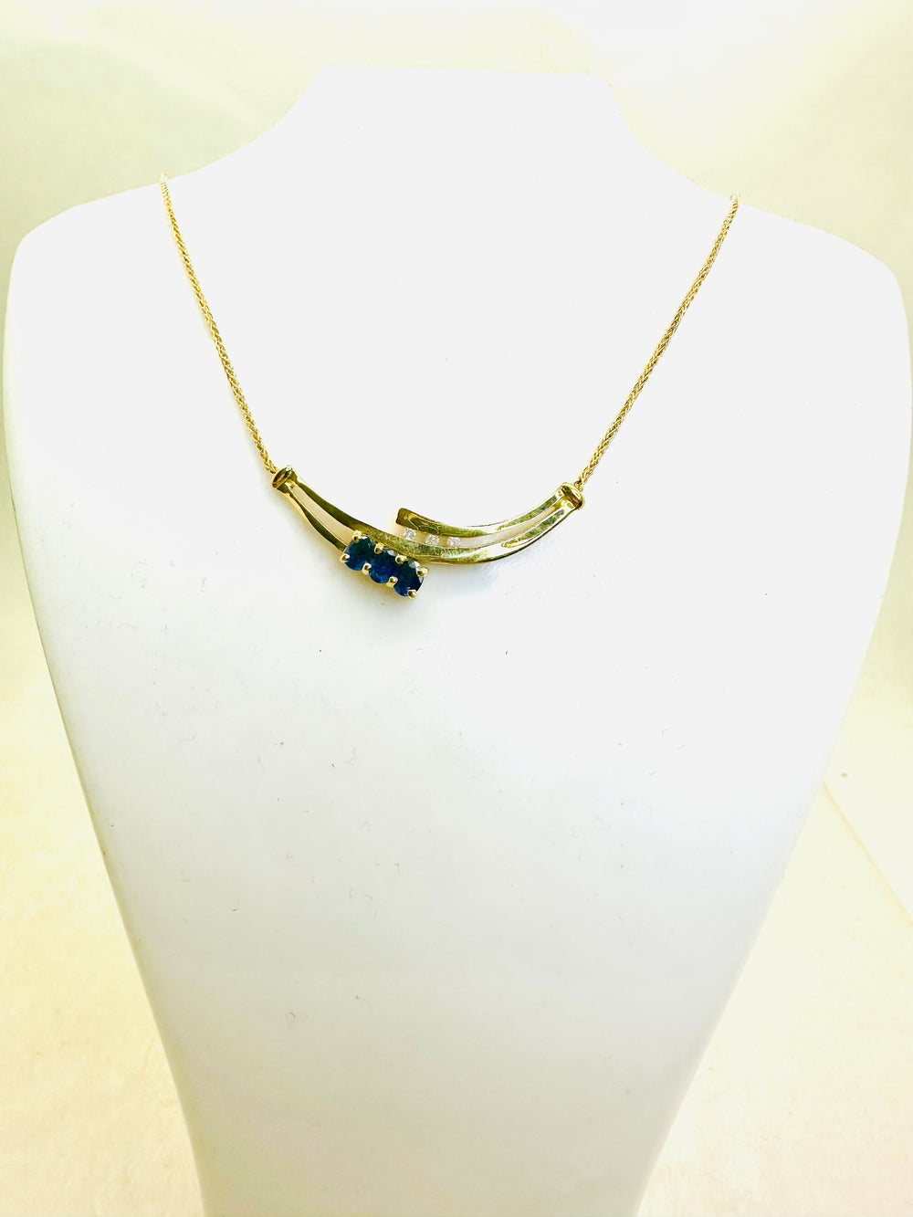 Collier Princesse en Or Jaune avec Diamants et Saphirs