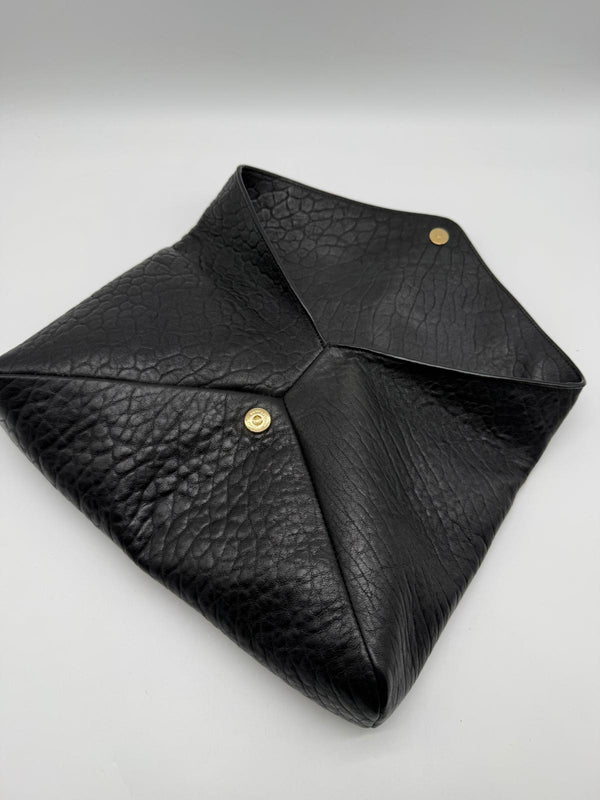 Pochette Cassandre Saint Laurent en cuir noir