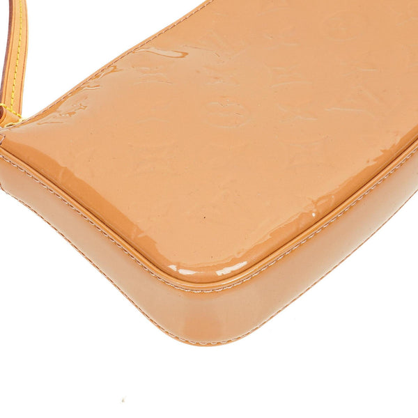 Sac porté épaule Pochette Accessoires Louis Vuitton cuir verni empreinte marron