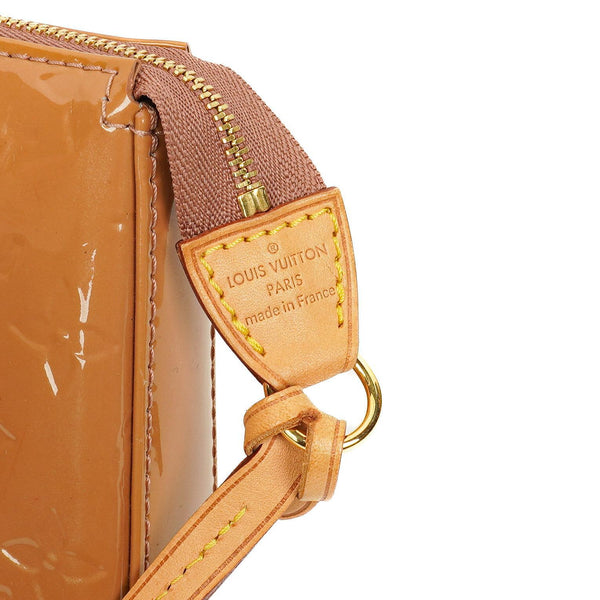 Sac porté épaule Pochette Accessoires Louis Vuitton cuir verni empreinte marron