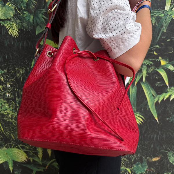 Sac Louis Vuitton Noé en cuir rouge, très bon état