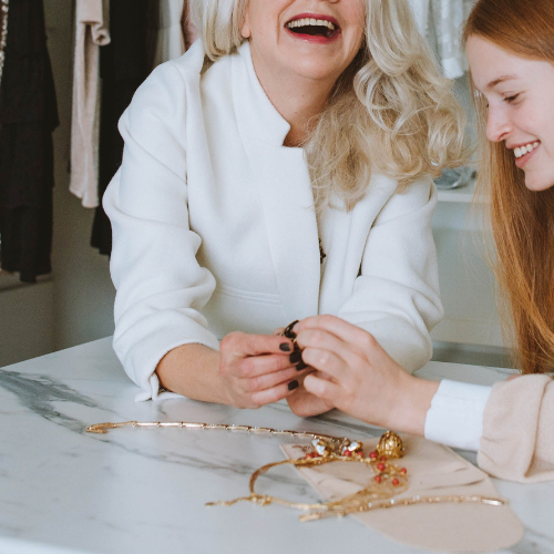 Deux femmes autour de bijoux